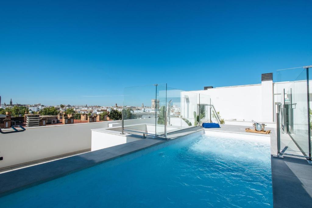 une piscine sur le toit d'une maison dans l'établissement Sercotel Sevilla Guadalquivir Suites, à Séville