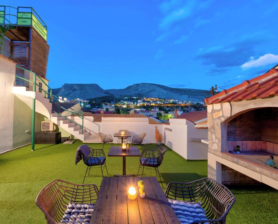 Nespecifikovaný výhled na hory nebo výhled na hory při pohledu z hotelu