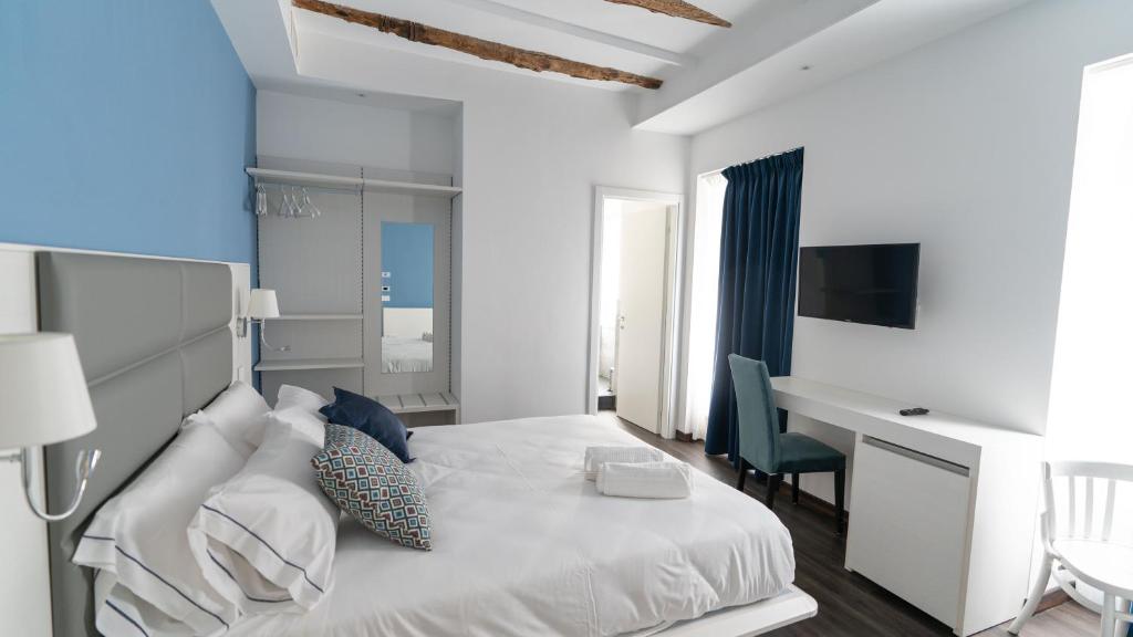 拿坡里的住宿－Palazzo Cappuccini Art Relais，白色卧室配有床和书桌