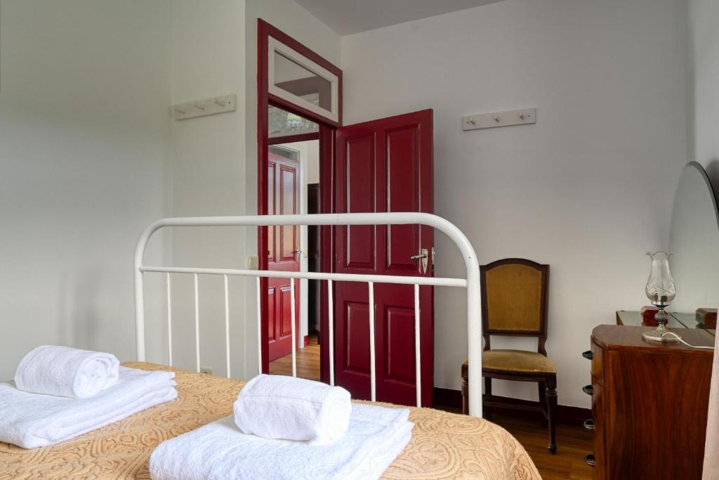 Postel nebo postele na pokoji v ubytování Os Ferreirinhos, a Home in Madeira