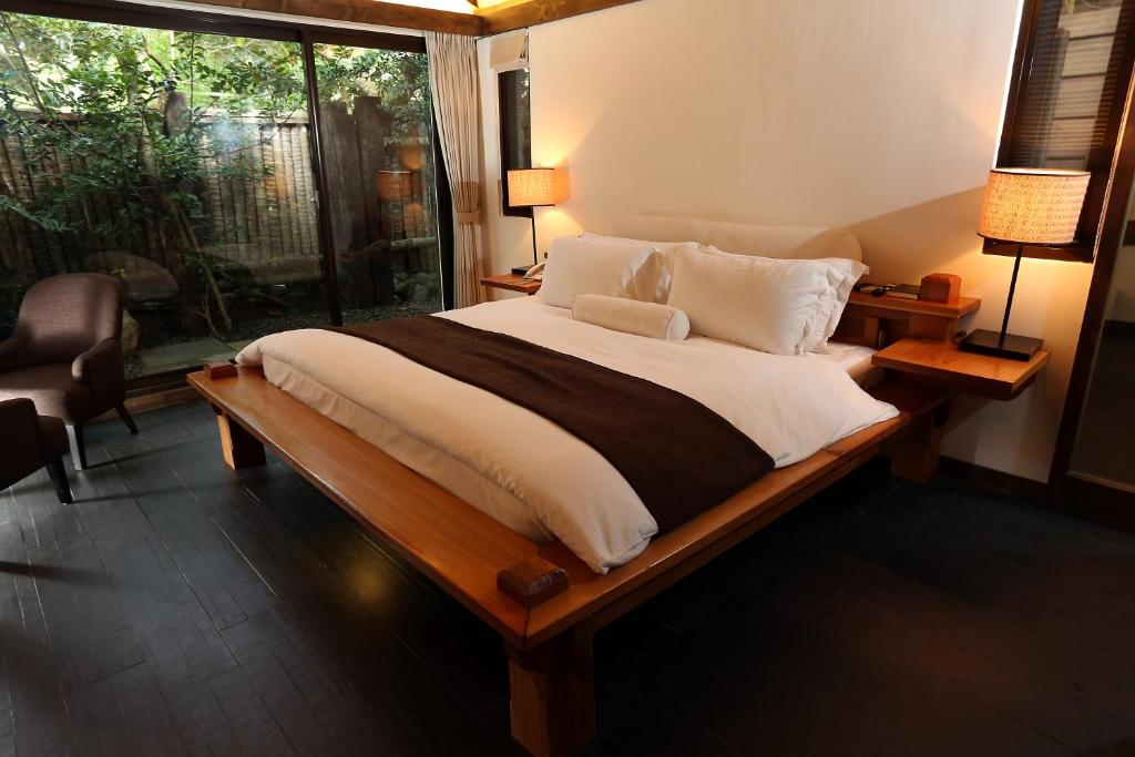 a large bed in a room with a window at Mudanwan Villa in Mudan