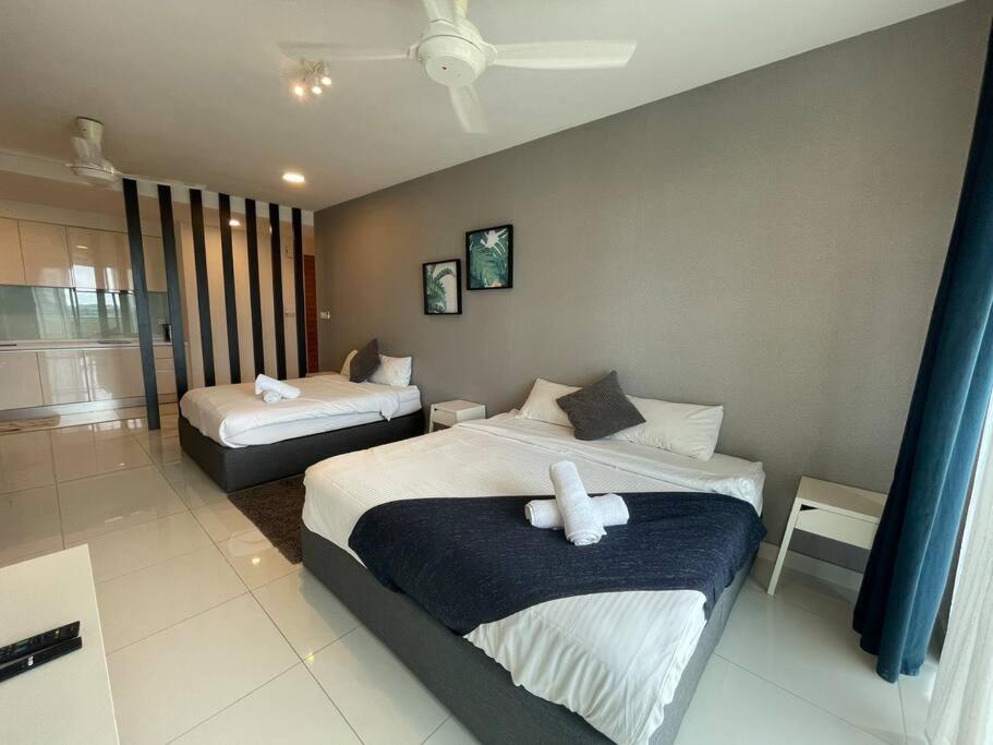 una camera con due letti con sopra animali di peluche di Teega Suites PuteriHarbour By WP Homestay a Johor Bahru