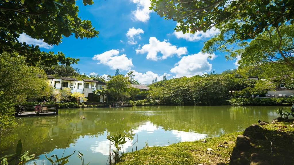Mudanwan Villa في Mudan: اطلاله على نهر فيه بيوت واشجار