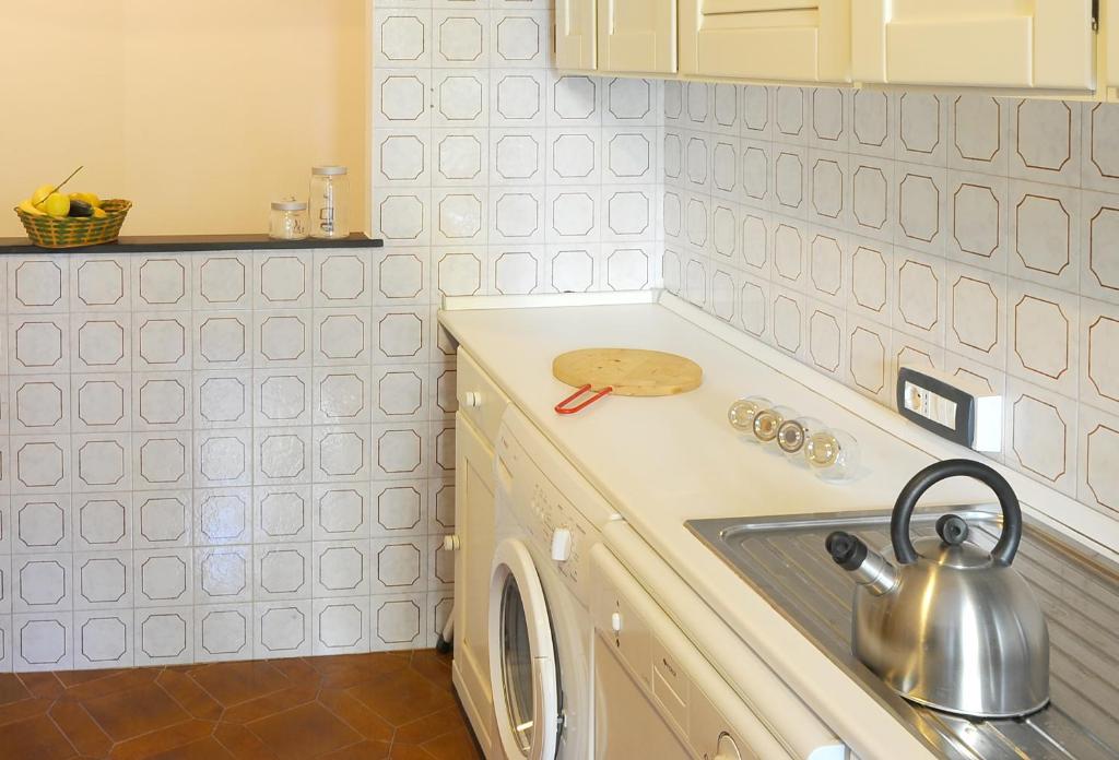 A kitchen or kitchenette at Sivori Apartment
