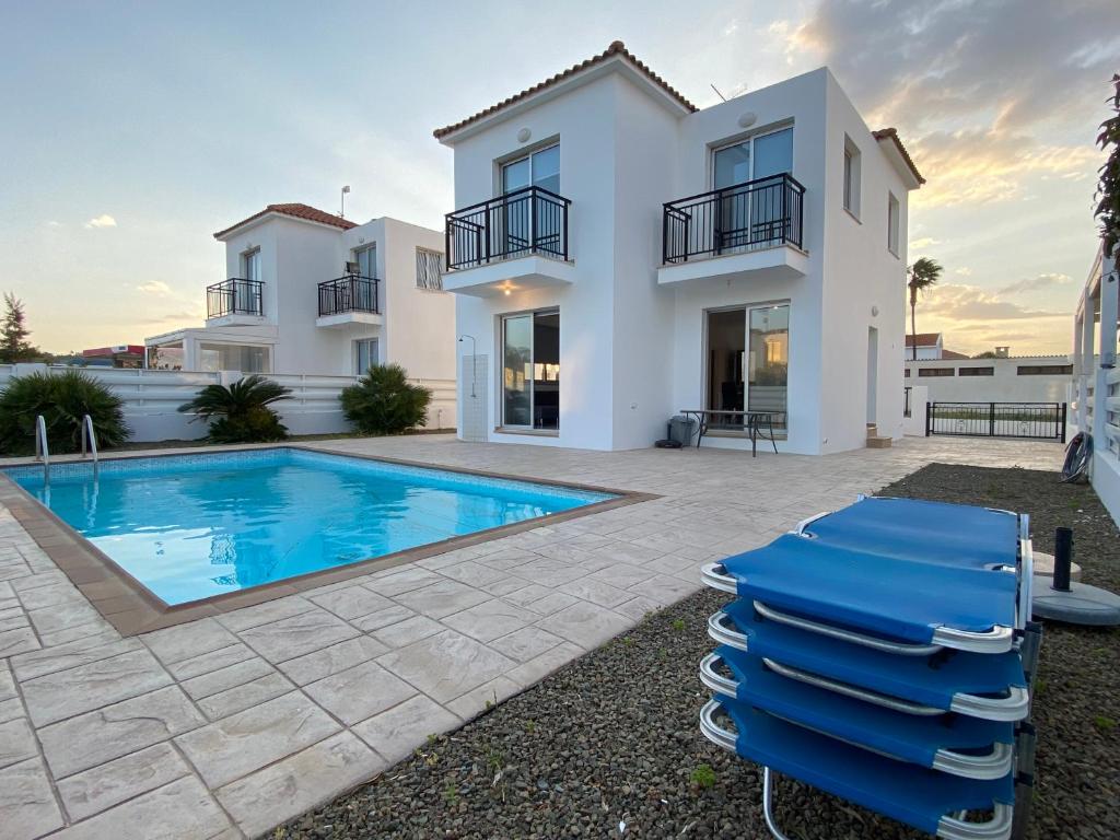 3-bedroom villa with swimming pool 1km from beach - Housity
