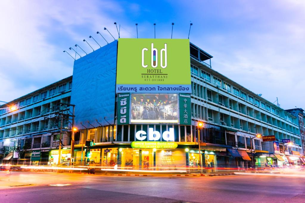 ein großes Gebäude mit einem Schild an der Seite in der Unterkunft CBD Hotel Suratthani in Surat Thani