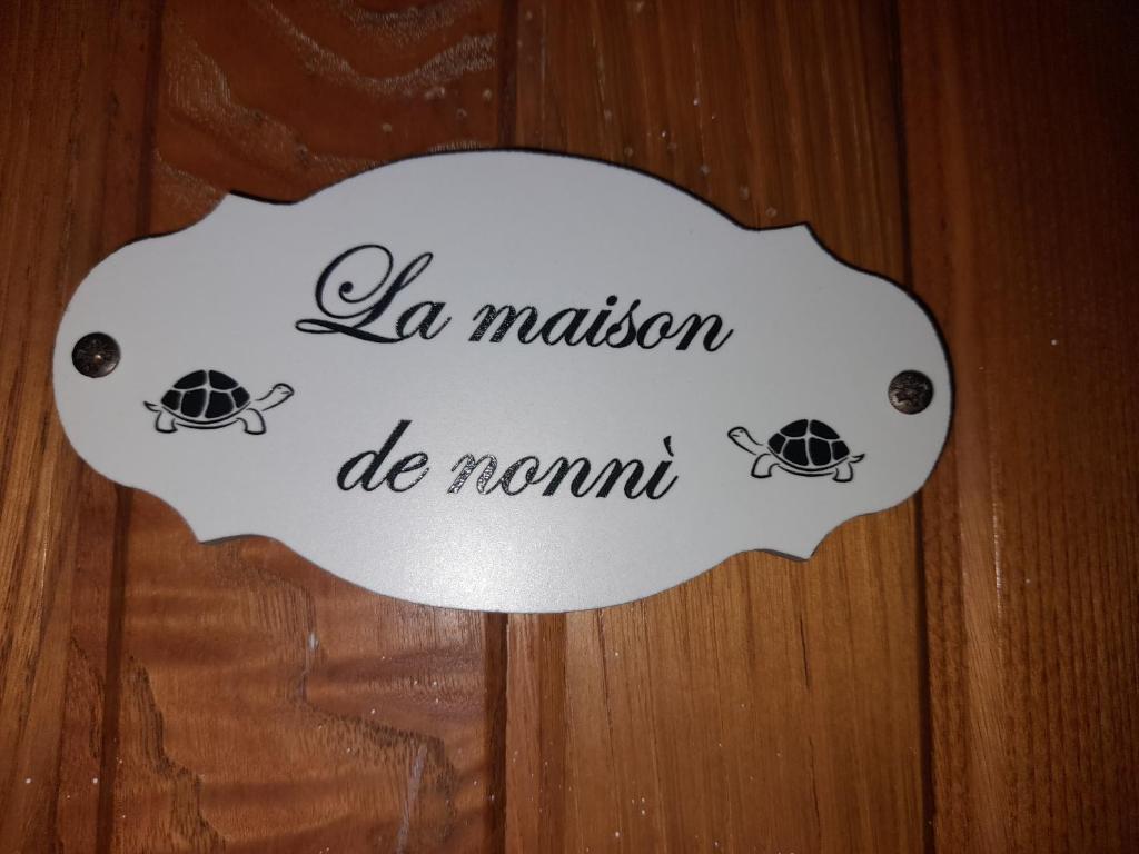 una señal que dice la Mission de normoit con dos tortugas en La maison de nonnì, en Buonconvento