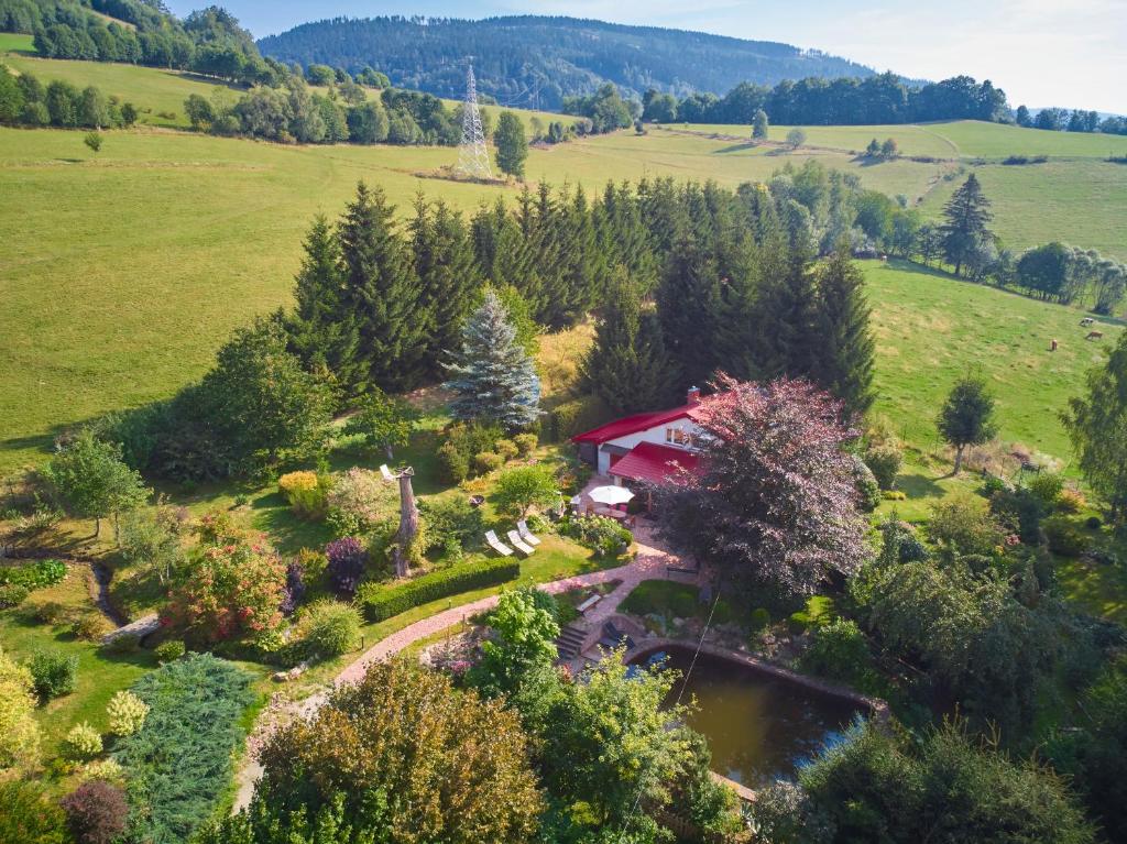 une vue aérienne sur une maison dans un champ dans l'établissement TEN Dom w Ludwikowicach Kłodzkich, à Ludwikowice Kłodzkie