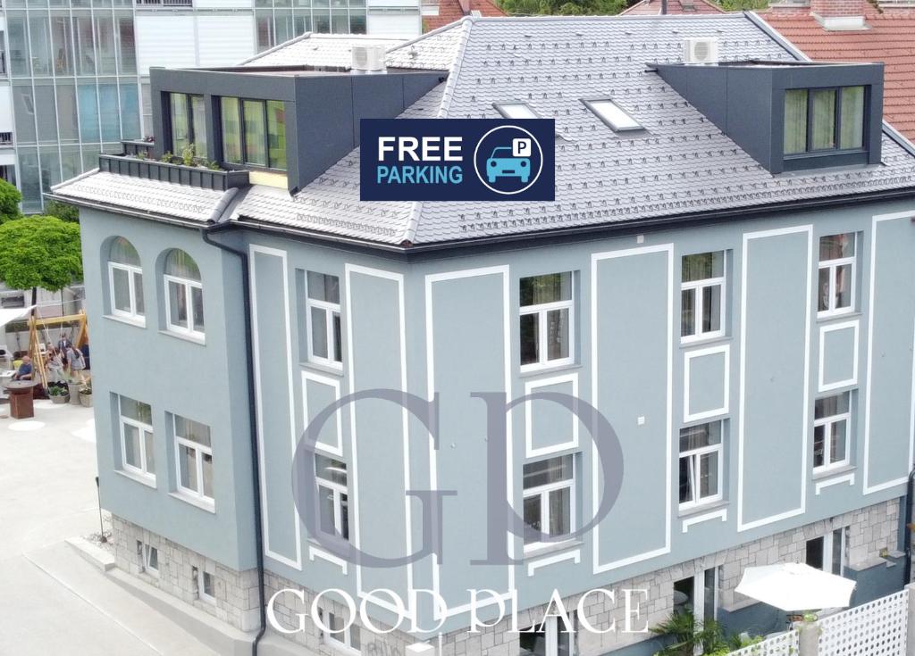 budynek z bezpłatnym znakiem parkingowym na górze w obiekcie NEW G&P Villa - Free Parking w Lublanie