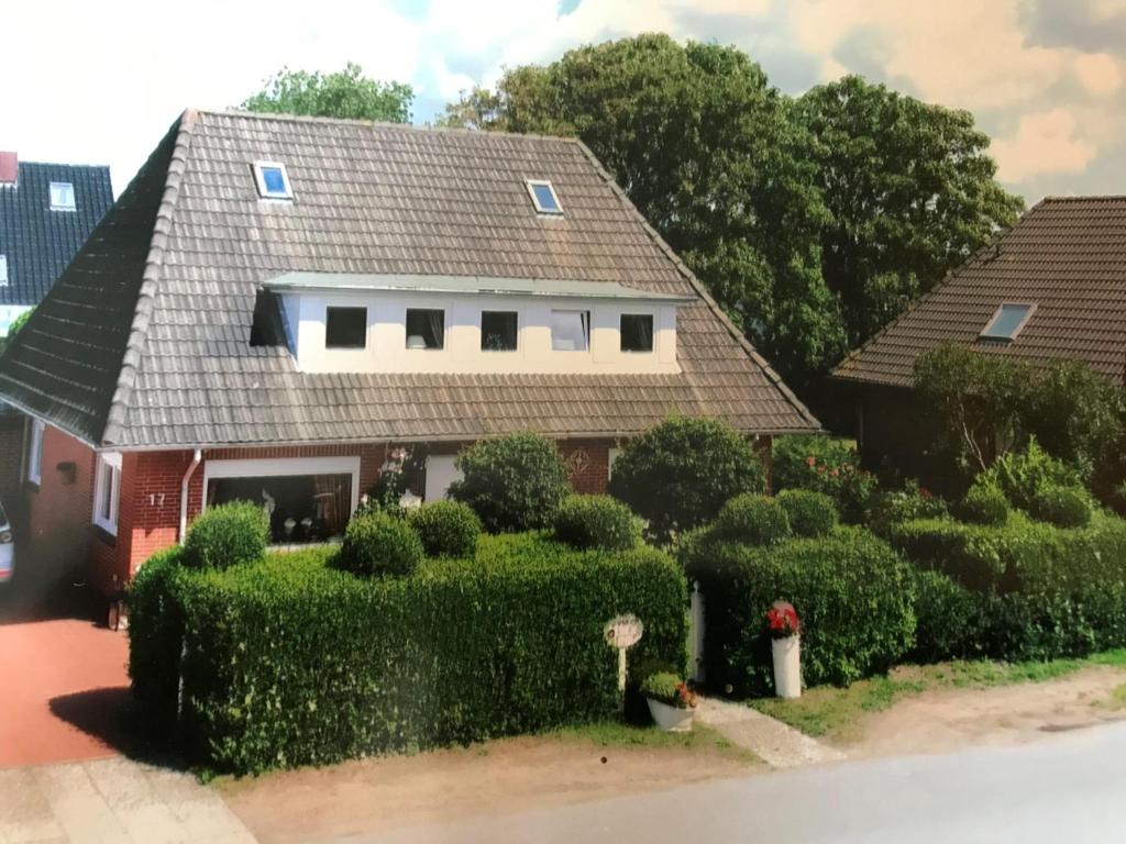 a house with a lot of hedges in front of it at App-Sturmhaube-1 in Tinnum