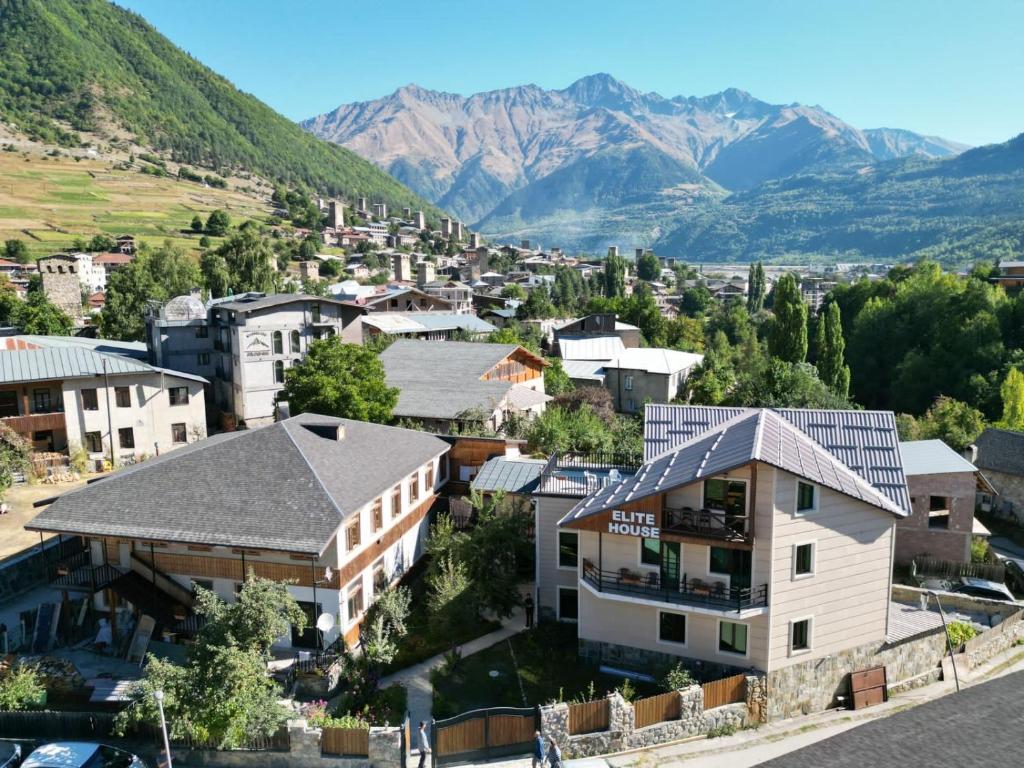 une vue aérienne sur une ville avec des montagnes en arrière-plan dans l'établissement Hotel Elite House, à Mestia