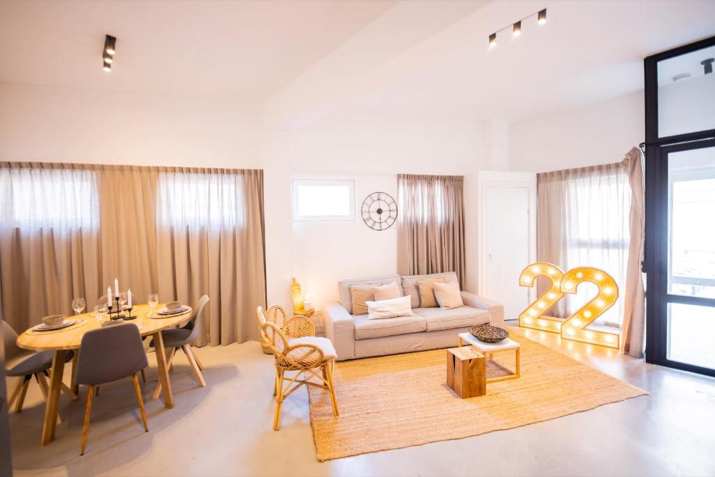 sala de estar con mesa, sofá y comedor en Tremendous 2-Bedroom Serviced Apartment - 79 m2, en Róterdam
