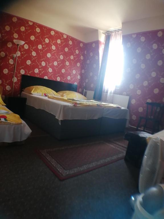 A bed or beds in a room at Jocó Panzió