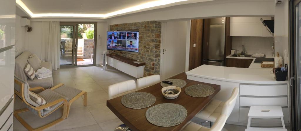 A television and/or entertainment centre at Irida Holiday Apartments