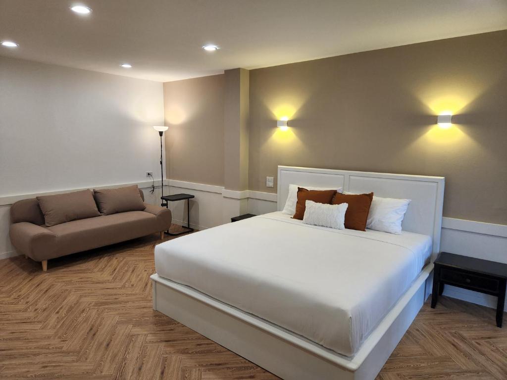 En eller flere senge i et værelse på HOMMORY RESIDENCE - Chalong West