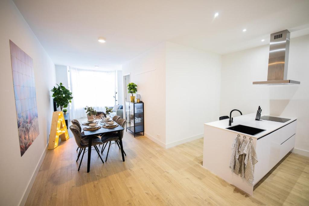 uma cozinha com um lavatório e uma mesa em Admiringly 1 Bedroom Serviced Apartment 56m2 -NB306A- em Roterdã