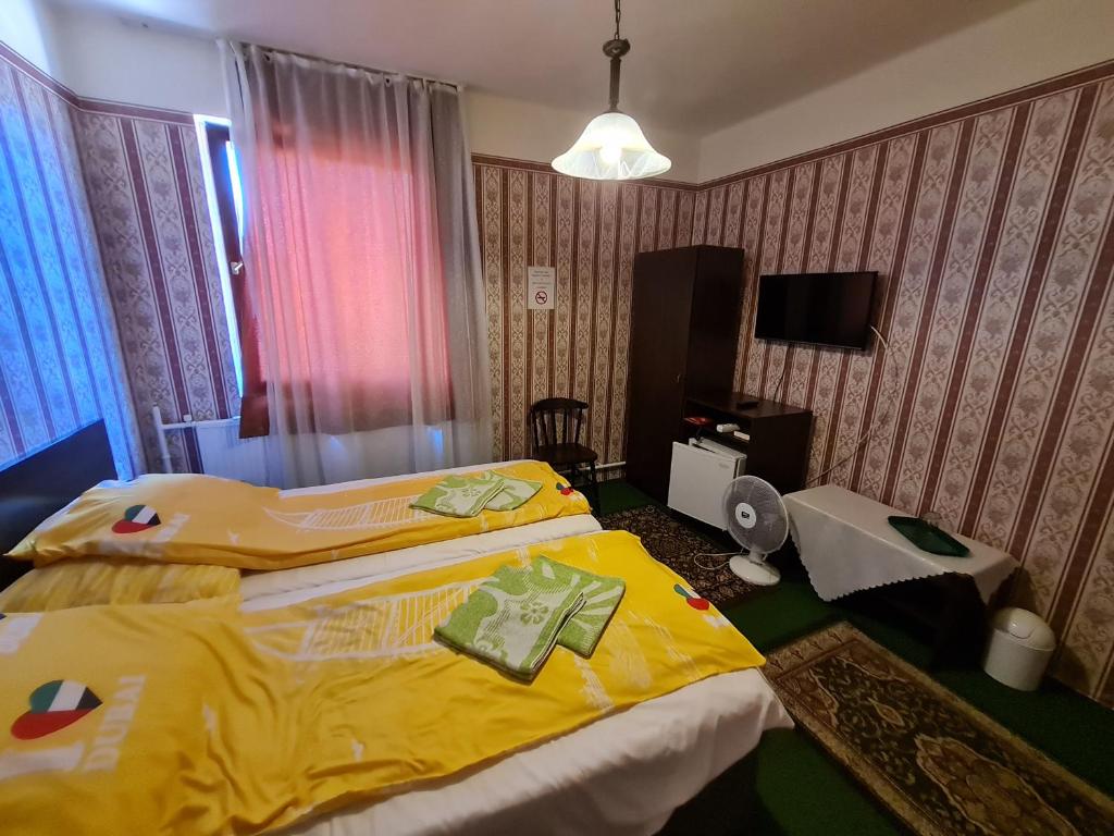 A bed or beds in a room at Jocó Panzió