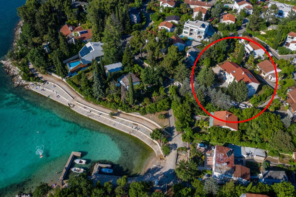 une vue aérienne sur une maison avec un cercle rouge dans l'établissement Apartment Nada 2, à Malinska