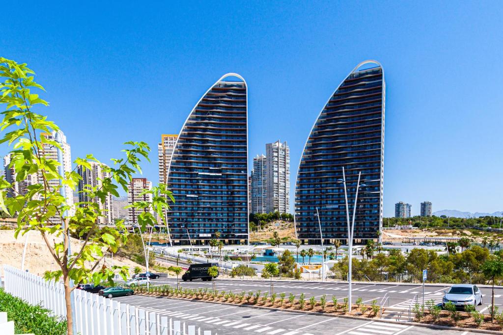 twee hoge gebouwen in een stad met een straat bij SUNSET WAVES apARTs by RB in Benidorm