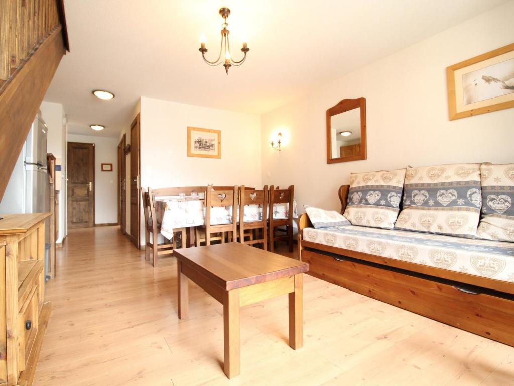uma sala de estar com um sofá e uma mesa em Appartement Aussois, 4 pièces, 8 personnes - FR-1-508-224 em Aussois