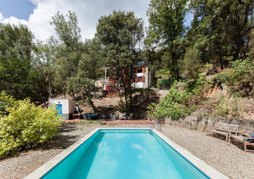 Sant Pere de Vilamajor的住宿－Casa en Montseny con piscina，一座房子后院的游泳池