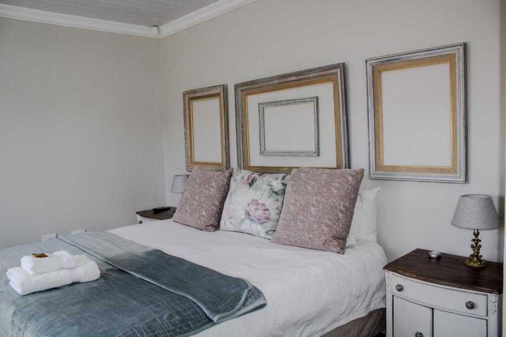- une chambre avec un lit blanc et 2 fenêtres dans l'établissement Oakview Self Catering B&B, à Frankfort