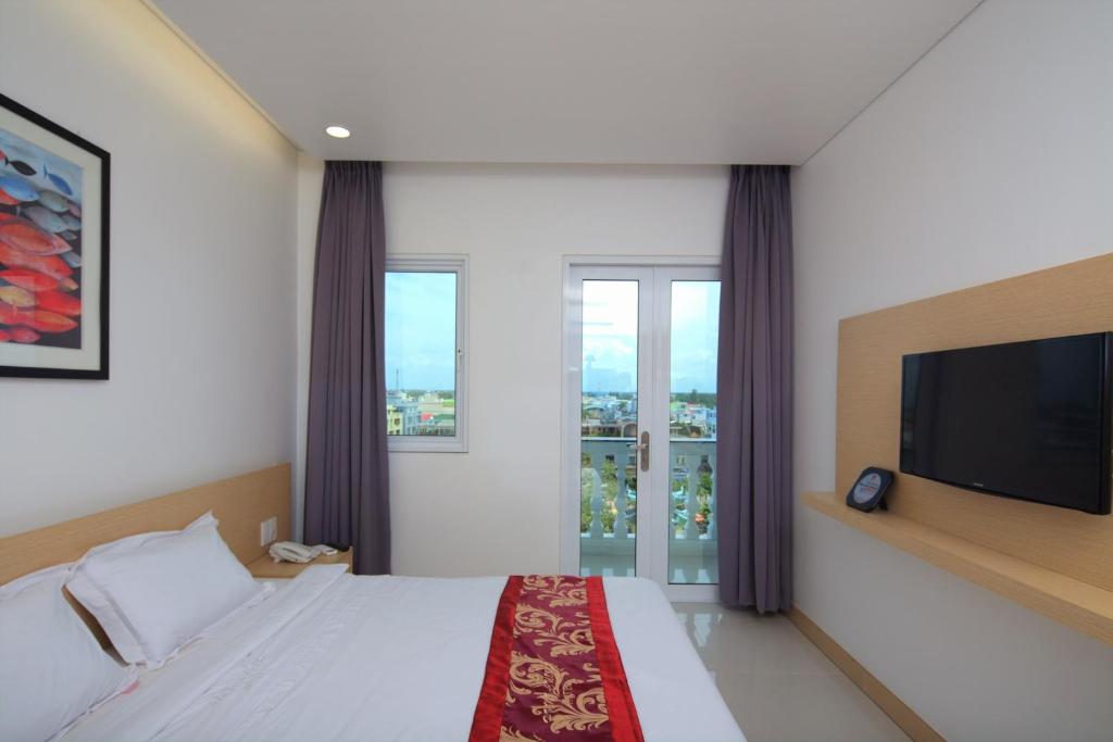 Hung Cuong Hotel - Deluxe Double Room