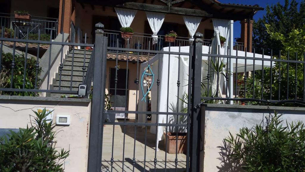 um portão em frente a uma casa com escadas em Porzione villetta in residence em Pescia Romana