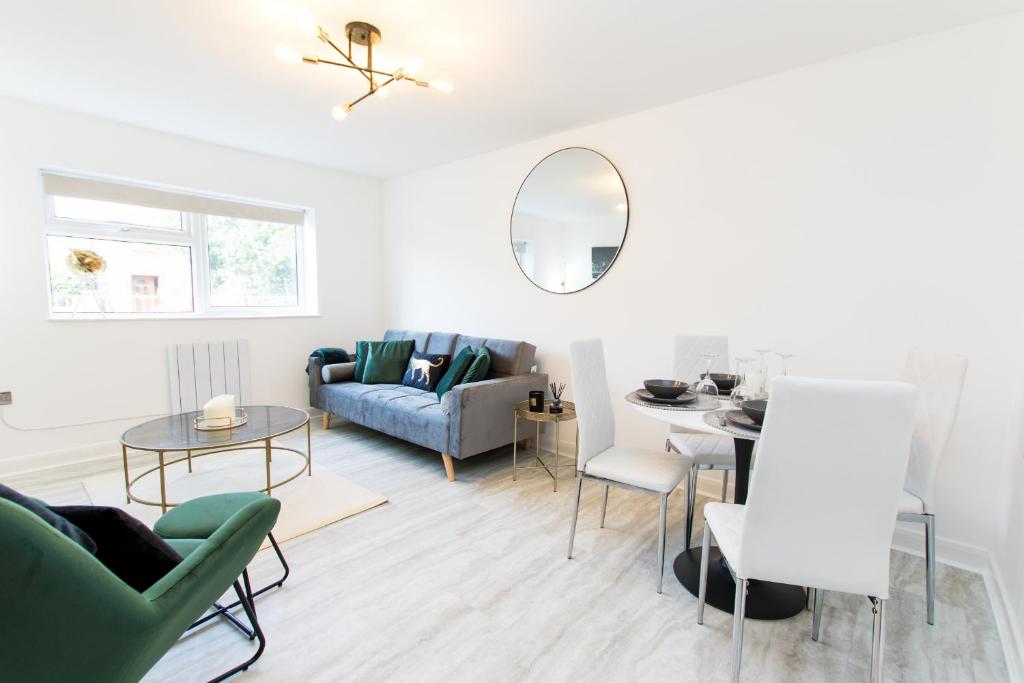 sala de estar con sofá y mesa en K Suites - Flat 110 Fulbridge Road, en Peterborough