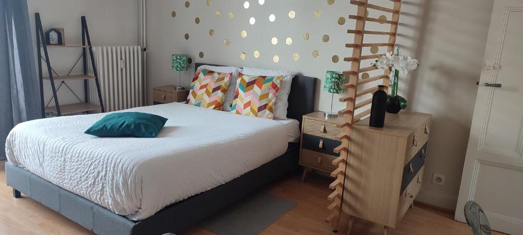 - une chambre avec un lit et une échelle en bois dans l'établissement Les Cocons de Stéphanie avec balcon, à Vichy