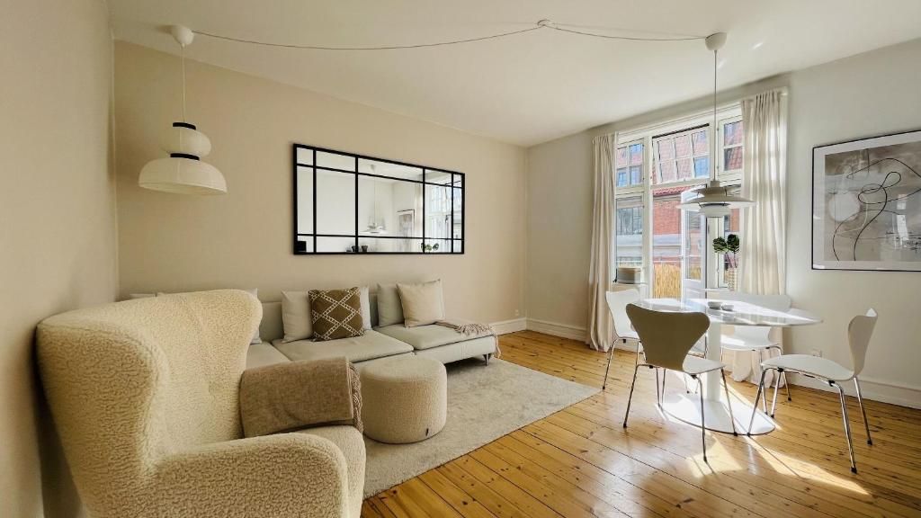 ein Wohnzimmer mit einem Sofa und einem Tisch in der Unterkunft ApartmentInCopenhagen Apartment 1511 in Kopenhagen