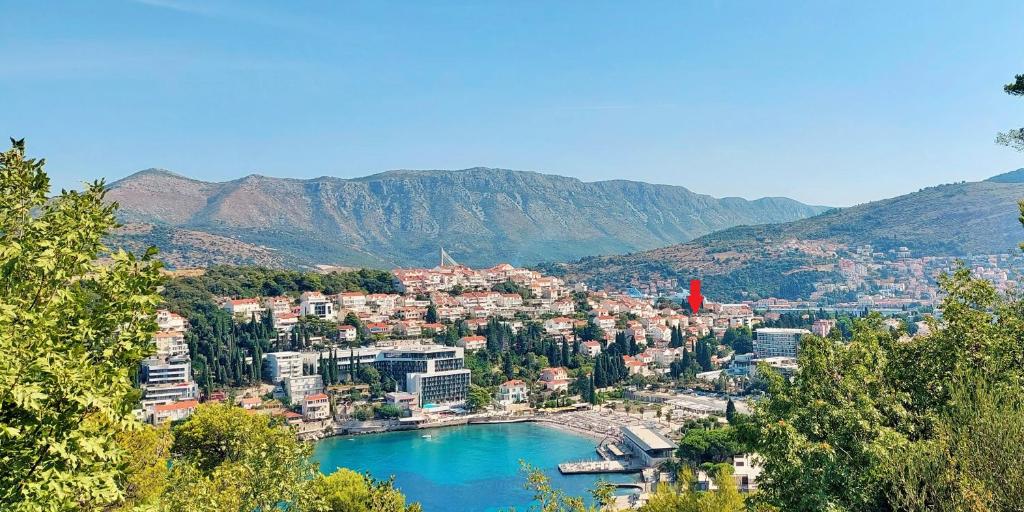 - une vue sur une ville avec une masse d'eau dans l'établissement Blue Promenade Apartments, à Dubrovnik