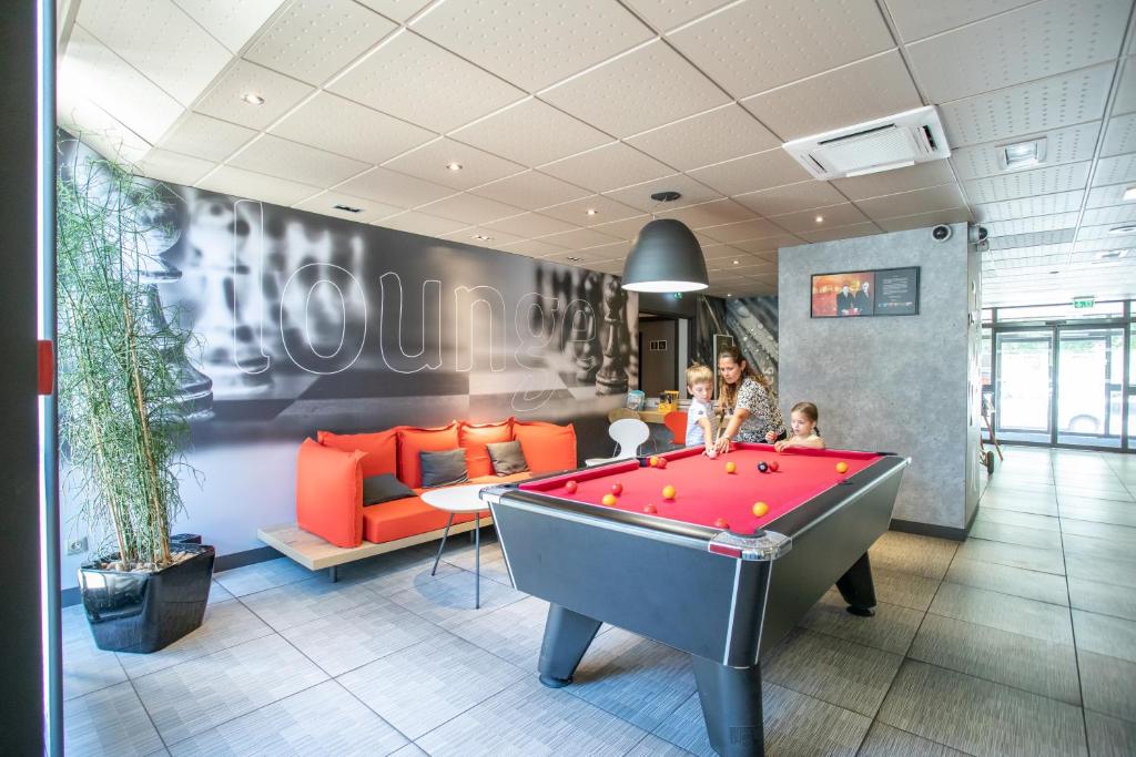 Biliár nebo kulečník v ubytování ibis Bourges Centre