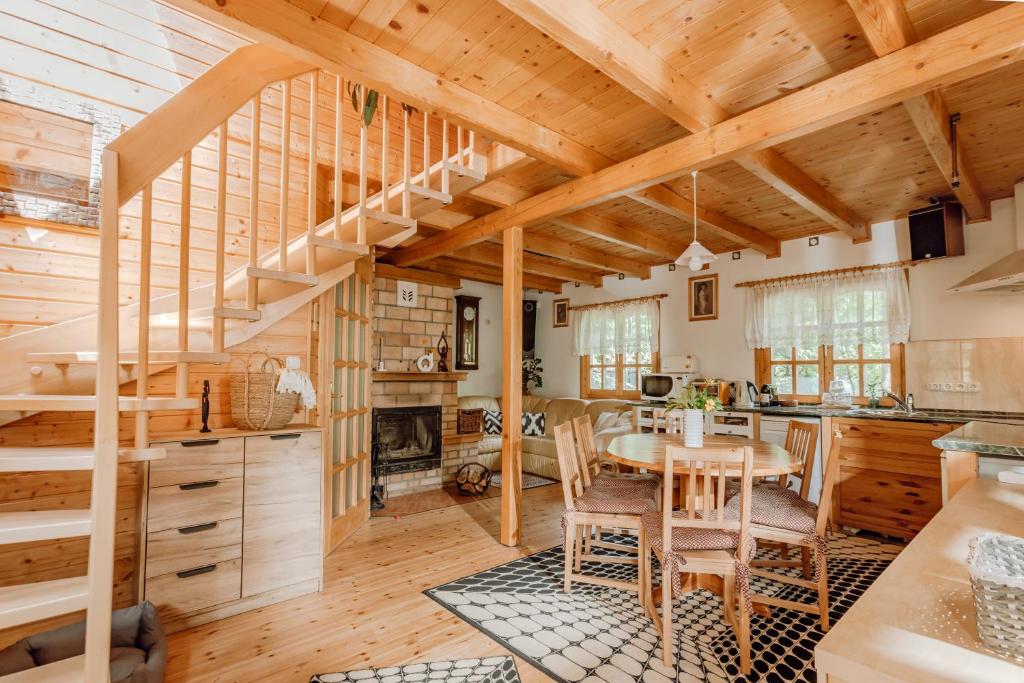 eine Küche mit Holzdecken sowie einem Tisch und Stühlen in der Unterkunft Kispatak Vendégház in Zebegény