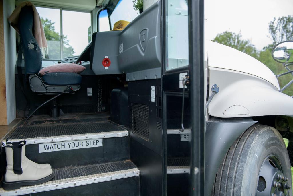 American School Bus Retreat with Hot Tub in Sussex Meadow - Вилла с одной спальней