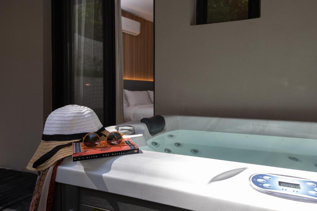 LUX&EASY Athens Downtown Residences - 套房设有私人花园和按摩浴缸