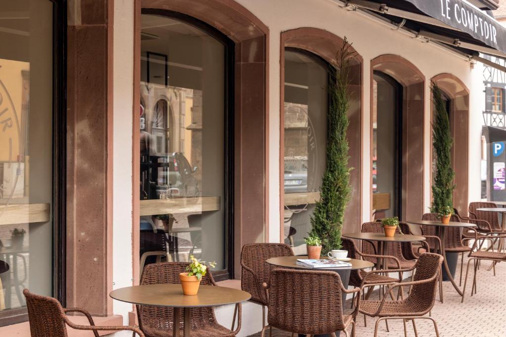 - une rangée de tables et de chaises sur la terrasse dans l'établissement Hotel La Diligence, à Obernai