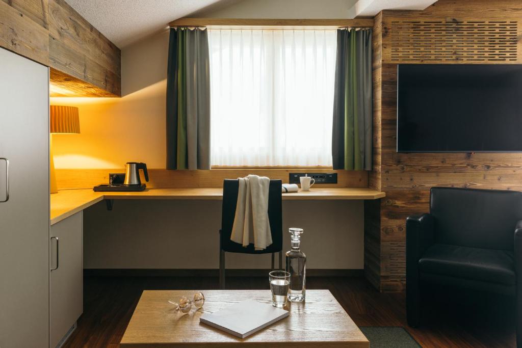 TV a/nebo společenská místnost v ubytování la couronne Hotel & Spa