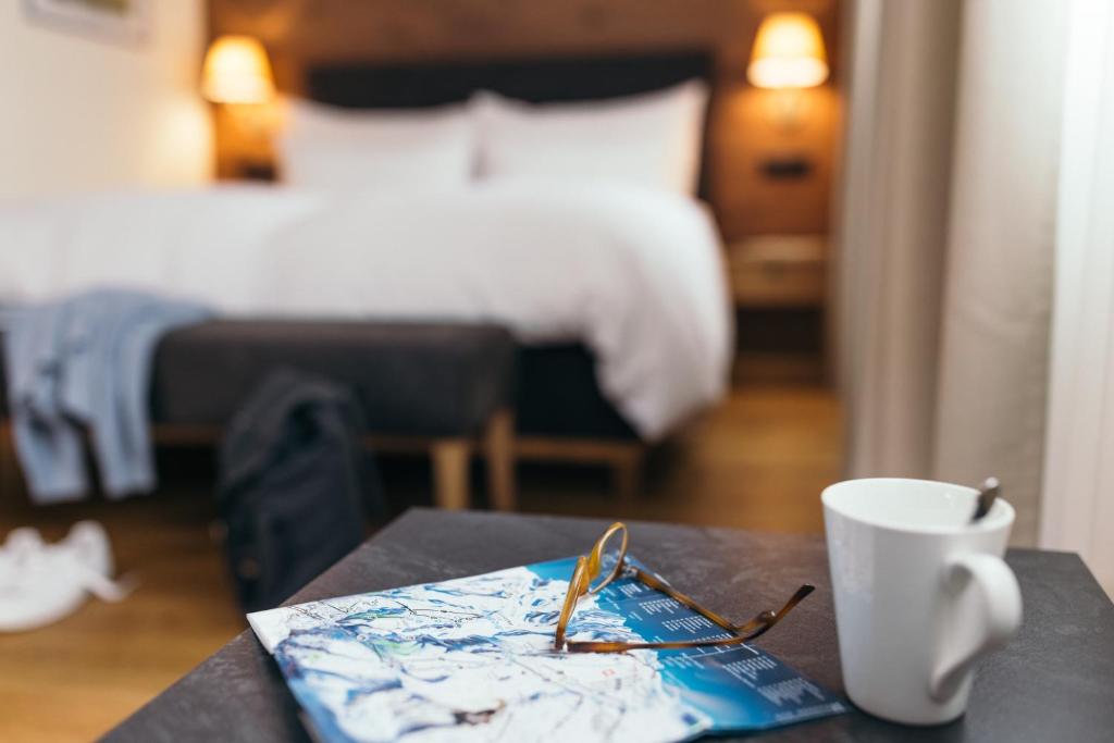 Postel nebo postele na pokoji v ubytování la couronne Hotel & Spa