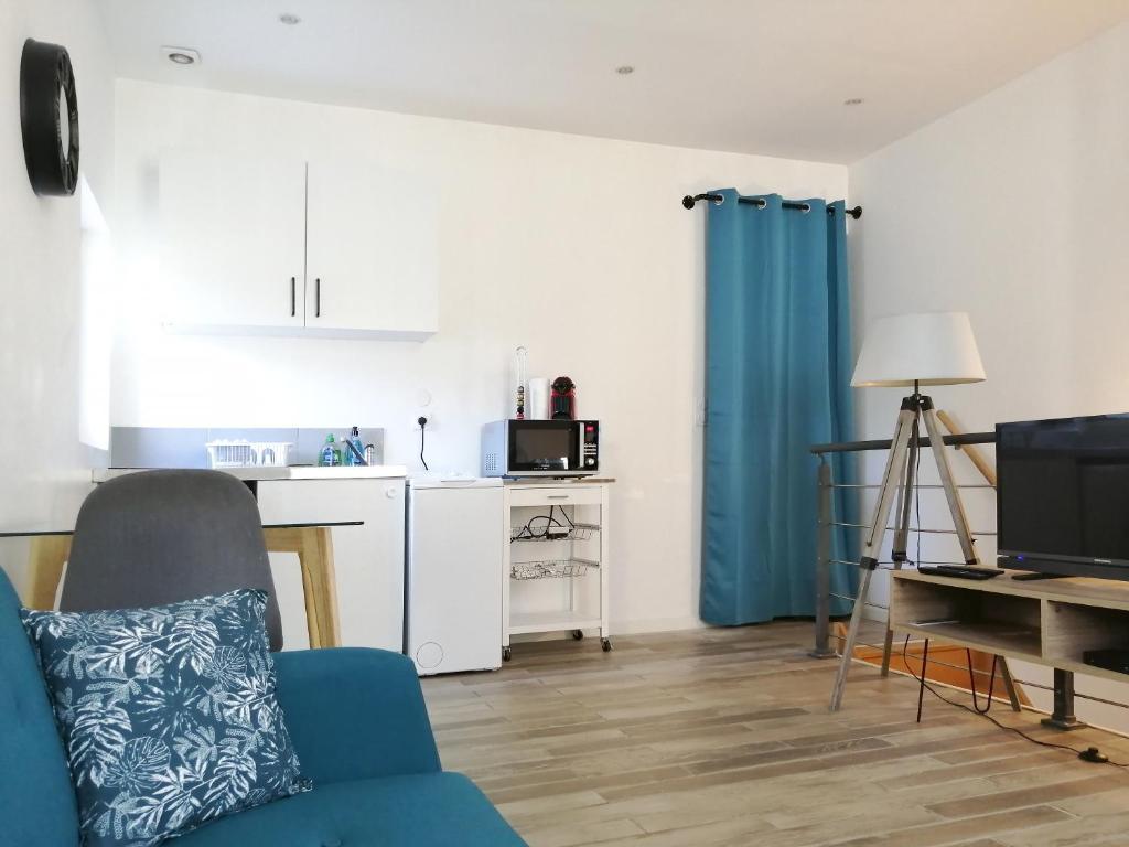 布龍的住宿－Blue Rent，一间带蓝色沙发的客厅和一间厨房