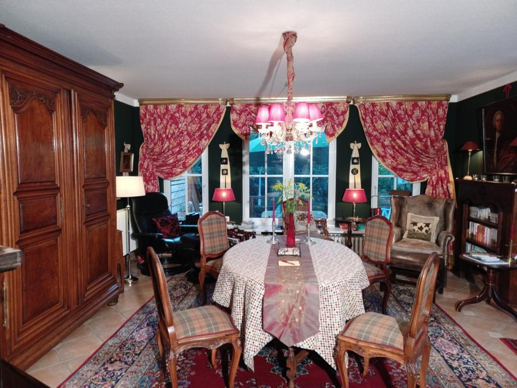 een eetkamer met een tafel en stoelen bij Gästehaus "Villa am Eggenbach" Familie Heiss in Eggenbach