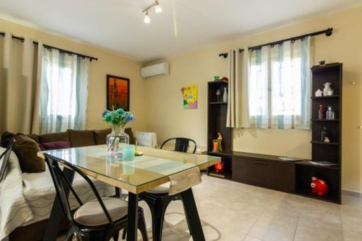 Zdjęcie z galerii obiektu Terpno Apartment w mieście Leonidion