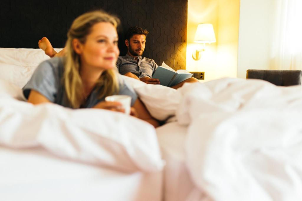 Postel nebo postele na pokoji v ubytování la couronne Hotel & Spa