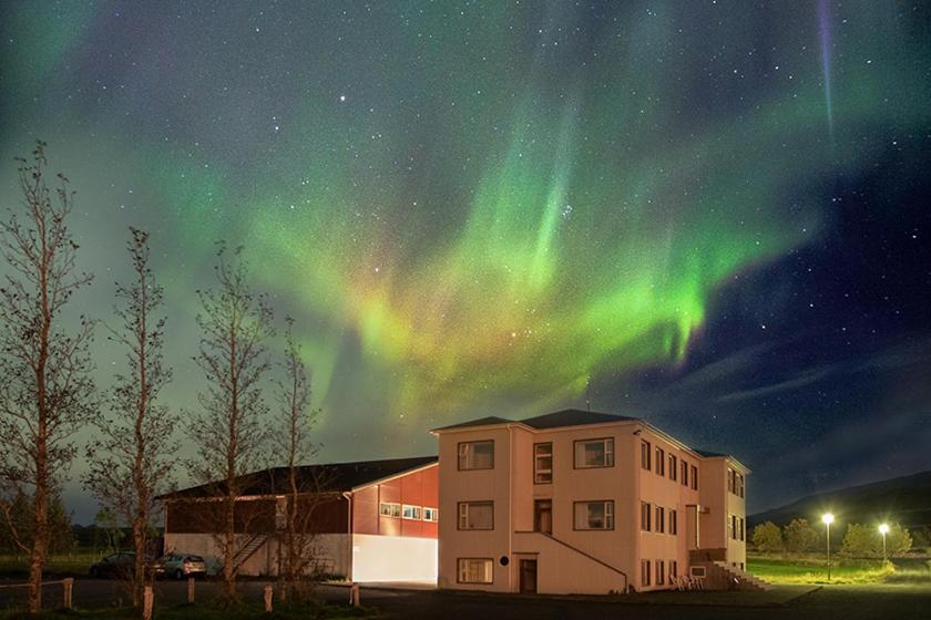 una imagen de la aurora en el cielo sobre un edificio en Ljosafoss Guest House, en Selfoss