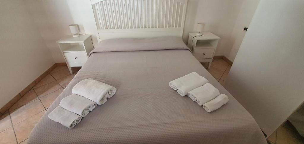 カストロ・ディ・レッチェにあるCasa Bellavistaのベッドルーム1室(白い枕のベッド2台付)