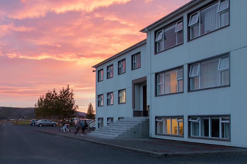 Byggingin sem gistihúsið er í