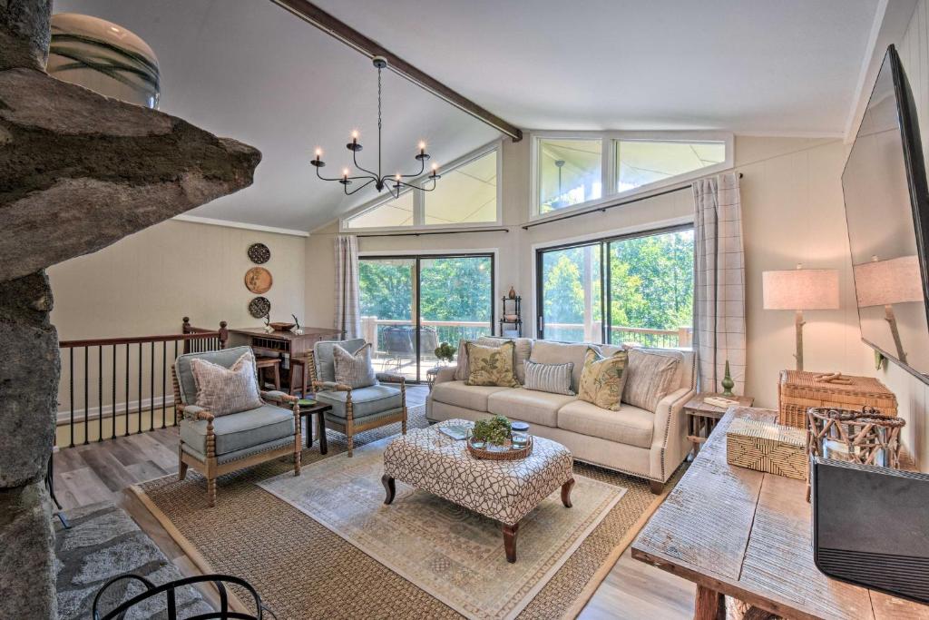 sala de estar con sofá y mesa en Stunning Dillard Home with Yard in Sky Valley!, en Dillard