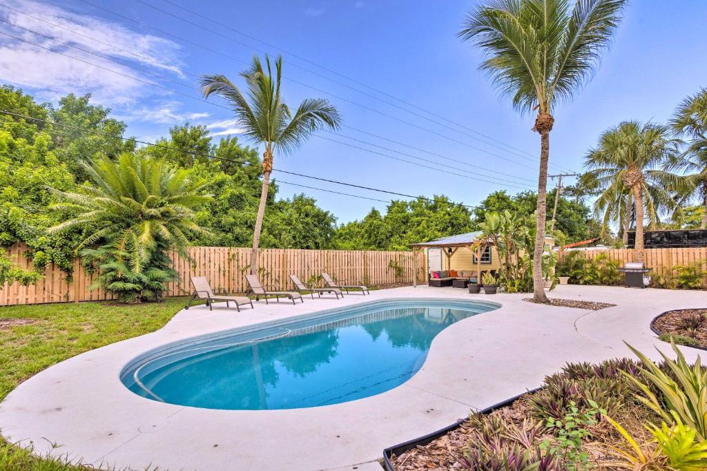 uma piscina num quintal com palmeiras em Stuart Home with Pool - Close to Dtwn and Beaches em Stuart