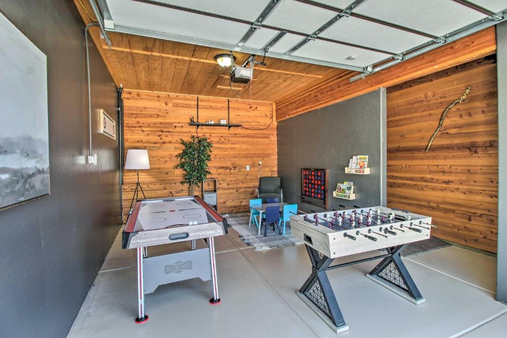 une salle avec une table de ping-pong et une table de jeux dans l'établissement Lakeside Cabin with Game Room and Private Dock!, à Lake of the Woods