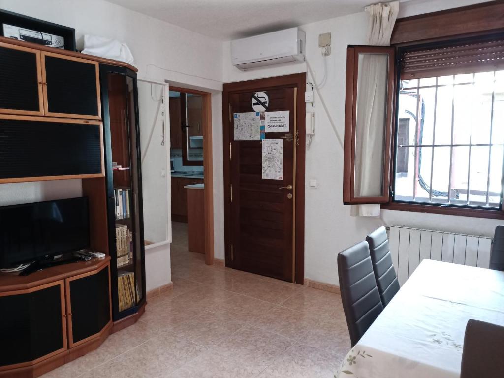 2 dormitorios y el salón tienen aire, Madrid Centro Gran Vía - Plaza de España - Two-Bedroom Apartment